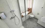 In-room Bathroom 6 Hotel Campanile Lille Sud-Seclin