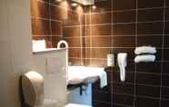 Phòng tắm bên trong 6 Hôtel Inn Design La Rochelle