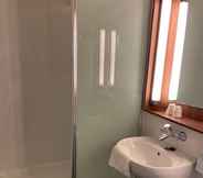 In-room Bathroom 7 Hotel Campanile Orleans Ouest - La Chapelle St Mesmin