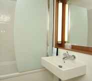 In-room Bathroom 5 Hotel Campanile Orleans Ouest - La Chapelle St Mesmin