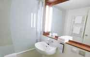 Toilet Kamar 4 Campanile Orleans La Source