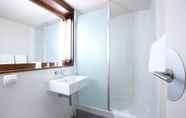 In-room Bathroom 5 Campanile Orleans Saran