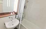 In-room Bathroom 5 Campanile Rennes Cleunay