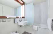 In-room Bathroom 5 Campanile Rouen Sud - Zénith - Parc Expo