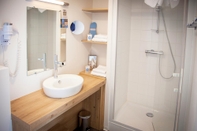 In-room Bathroom Kyriad Vannes Centre-Ville