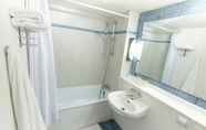 In-room Bathroom 7 Campanile La Rochelle Nord - Puilboreau