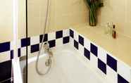 In-room Bathroom 7 Aparthotel Adagio Access Marseille Prado Perier