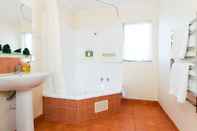 Phòng tắm bên trong Elliotts Kapiti Coast Motor Lodge