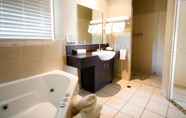 In-room Bathroom 5 Best Western Bungil Creek Motel