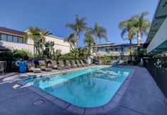 Hồ bơi 2 La Avenida Inn