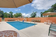 Swimming Pool Super 8 by Wyndham Daytona Beach