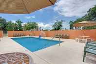 Swimming Pool Super 8 by Wyndham Daytona Beach