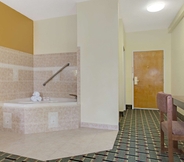 In-room Bathroom 7 Super 8 by Wyndham Daytona Beach