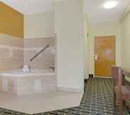 In-room Bathroom 7 Super 8 by Wyndham Daytona Beach