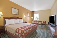 Bedroom Super 8 by Wyndham Daytona Beach