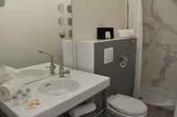 In-room Bathroom Regina Hotel