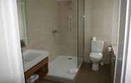 Toilet Kamar 4 Logis Hotel du Chateau