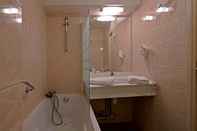 Phòng tắm bên trong Hôtel Le Vert Galant