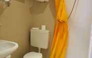 Toilet Kamar 3 Hôtel Istria by Magna Arbor