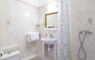 In-room Bathroom 7 Logis Hotel Central Montargis