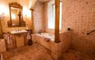 In-room Bathroom 5 Villa Catarie