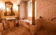 In-room Bathroom 5 Villa Catarie