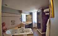 In-room Bathroom 5 Hotel Edward1er