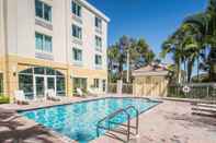 Swimming Pool Comfort Inn & Suites Jupiter I-95