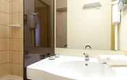 In-room Bathroom 7 Greet Hotel Nancy Sud