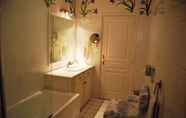 In-room Bathroom 2 Hotel Biney