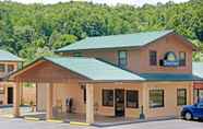 Exterior 7 Days Inn by Wyndham Cherokee Near Casino