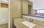 Toilet Kamar 2 Days Inn by Wyndham Cherokee Near Casino