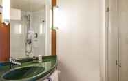 In-room Bathroom 6 ibis Lyon Caluire Cité Internationale