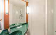 In-room Bathroom 7 ibis Muenchen Parkstadt Schwabing