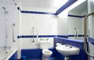 In-room Bathroom 7 Travelodge Manchester Ancoats Hotel