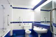 In-room Bathroom Travelodge Manchester Ancoats Hotel
