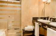 In-room Bathroom 2 Eurostars Gran Hotel Santiago