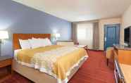 Bedroom 6 Days Inn by Wyndham San Diego-East/El Cajon