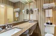 Toilet Kamar 7 Traditions Hotel & Spa, Ascend Hotel Collection