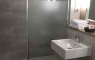 In-room Bathroom 4 Campanile Bergerac