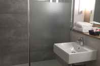 In-room Bathroom Campanile Bergerac