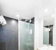 In-room Bathroom 2 Campanile Paris Ouest - Pont de Suresnes
