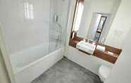 In-room Bathroom 6 Campanile Saint Quentin en Yvelines