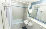 In-room Bathroom 7 Hotel Campanile Livry Gargan