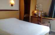 Bedroom 4 Hotel Campanile Livry Gargan