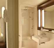 In-room Bathroom 7 Kyriad Brie Comte Robert