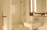 Toilet Kamar 4 Kyriad Brie Comte Robert