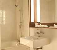 In-room Bathroom 4 Kyriad Brie Comte Robert