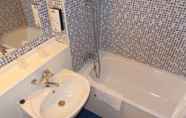 In-room Bathroom 6 Kyriad Tarbes Odos