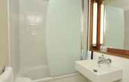 In-room Bathroom 5 Campanile Valence Sud